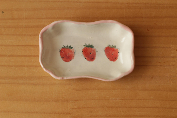 帶有粉紅色邊緣的迷你草莓盤。 第1張的照片