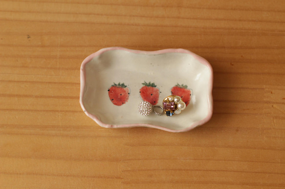 帶有粉紅色邊緣的迷你草莓盤。 第3張的照片
