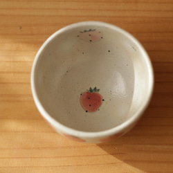 一碗粉紅色和粉紅色的草莓。 第2張的照片