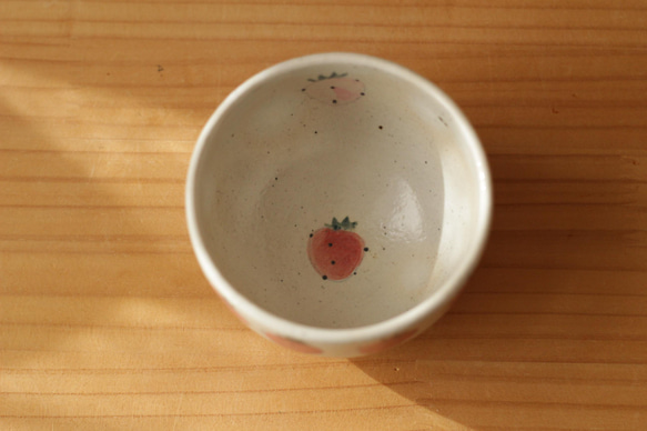 一碗粉紅色和粉紅色的草莓。 第2張的照片