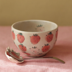 一碗粉紅色和粉紅色的草莓。 第4張的照片