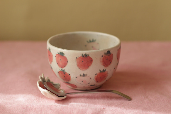 一碗粉紅色和粉紅色的草莓。 第4張的照片