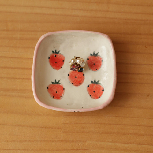 粉引きピンクリムのイチゴのミニスクエア皿。 小皿 やまぐちあさこ