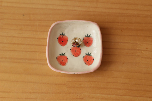 草莓迷你方形盤子，帶粉紅色邊緣。 第3張的照片
