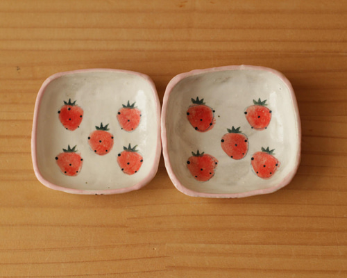 粉引きピンクリムのイチゴのミニスクエア皿。 小皿 やまぐちあさこ