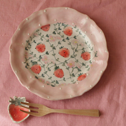 粉紅色圓點草莓和草莓花花邊盤。 第6張的照片