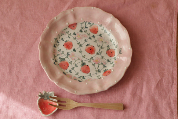 粉紅色圓點草莓和草莓花花邊盤。 第6張的照片