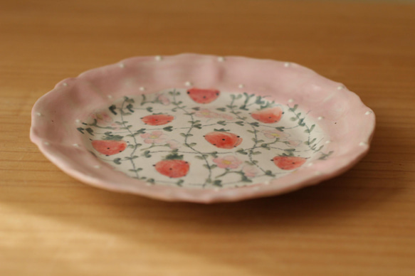 粉紅色圓點草莓和草莓花花邊盤。 第5張的照片