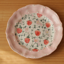 粉紅色圓點草莓和草莓花花邊盤。 第1張的照片