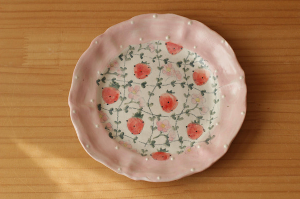 粉紅色圓點草莓和草莓花花邊盤。 第1張的照片