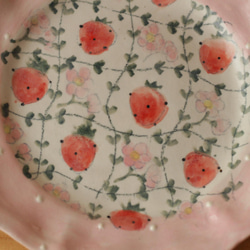 粉紅色圓點草莓和草莓花花邊盤。 第2張的照片
