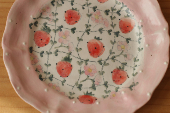 粉紅色圓點草莓和草莓花花邊盤。 第2張的照片