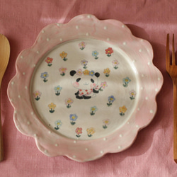 粉紅色圓點褶邊熊貓寶寶和花園邊盤。 第4張的照片