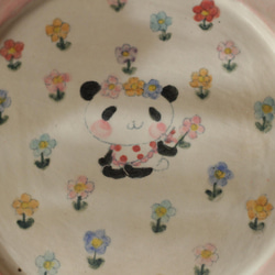 粉紅色圓點褶邊熊貓寶寶和花園邊盤。 第2張的照片