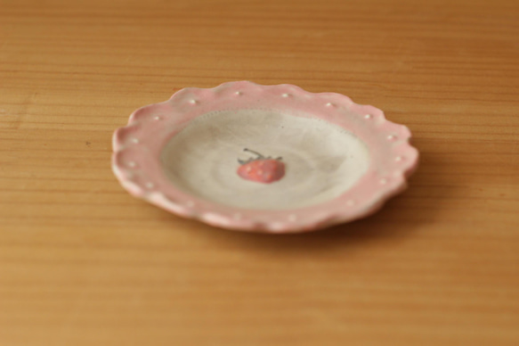粉紅色圓點褶邊草莓邊盤。 第4張的照片