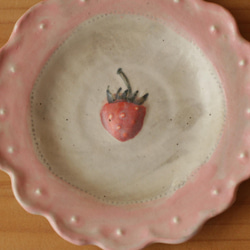 粉紅色圓點褶邊草莓邊盤。 第2張的照片