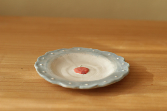粉狀藍色圓點褶邊草莓邊盤。 第2張的照片