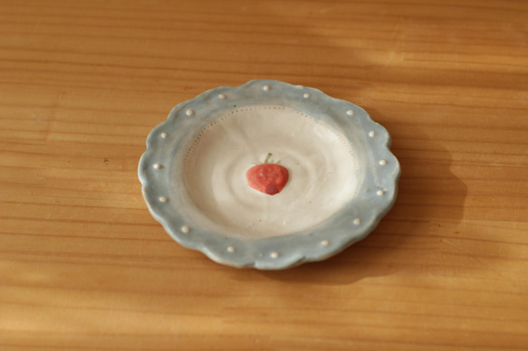 粉狀藍色圓點褶邊草莓邊盤。 第3張的照片