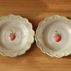 粉狀奶油圓點褶邊草莓邊盤。 第5張的照片
