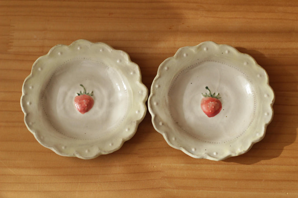 粉狀奶油圓點褶邊草莓邊盤。 第5張的照片