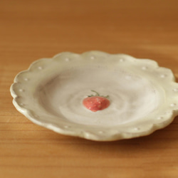 粉狀奶油圓點褶邊草莓邊盤。 第2張的照片