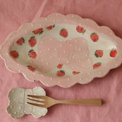 粉狀粉紅色圓點褶邊絲帶和草莓盤。 第7張的照片
