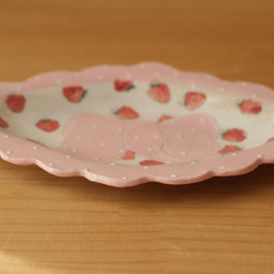 粉狀粉紅色圓點褶邊絲帶和草莓盤。 第4張的照片