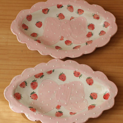 粉狀粉紅色圓點褶邊絲帶和草莓盤。 第2張的照片