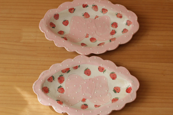 粉狀粉紅色圓點褶邊絲帶和草莓盤。 第2張的照片