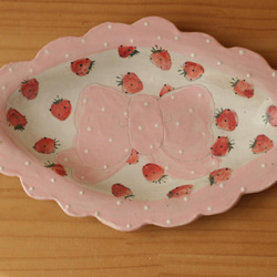 粉狀粉紅色圓點褶邊絲帶和草莓盤。 第1張的照片