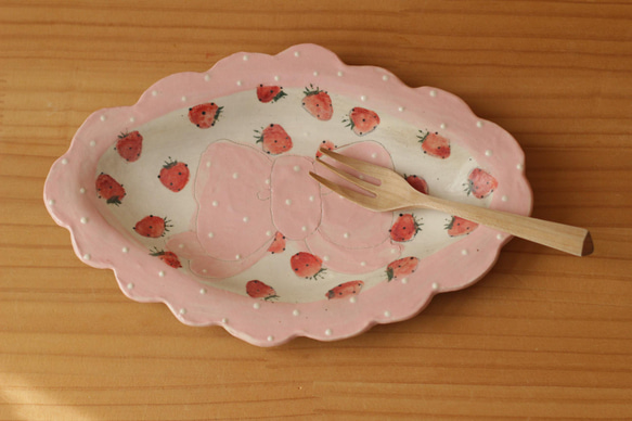 粉狀粉紅色圓點褶邊絲帶和草莓盤。 第6張的照片
