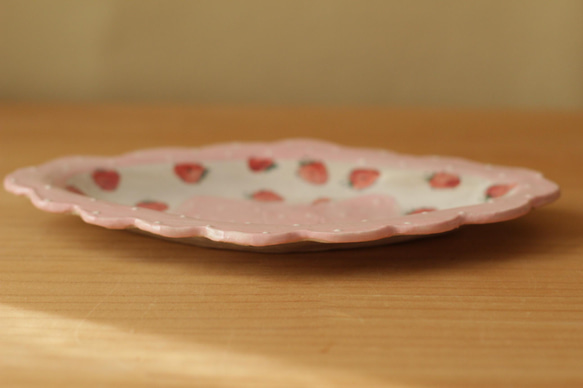 粉狀粉紅色圓點褶邊絲帶和草莓盤。 第5張的照片