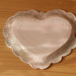 粉紅色圓點褶邊絲帶和可愛的心形盤子。 第5張的照片
