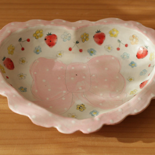 粉引きピンクドットフリルリボンとかわいいもののハート形深いお皿