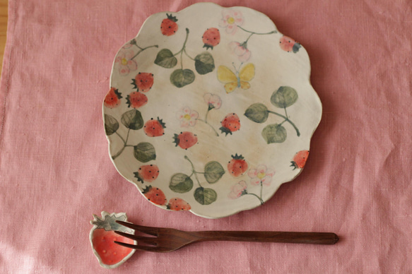 草莓粉、草莓花和蝴蝶的褶邊盤。 第5張的照片