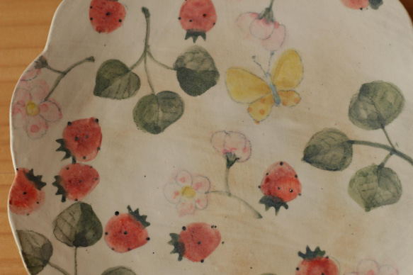 草莓粉、草莓花和蝴蝶的褶邊盤。 第2張的照片