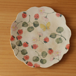 草莓粉、草莓花和蝴蝶的褶邊盤。 第1張的照片