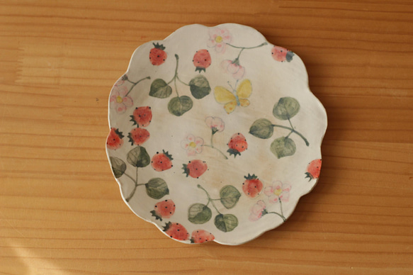 草莓粉、草莓花和蝴蝶的褶邊盤。 第1張的照片