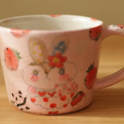 一杯粉紅色草莓和兔子粉。 第2張的照片