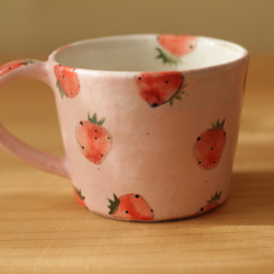 一杯粉紅色草莓和兔子粉。 第4張的照片