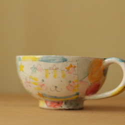 粉狀彩色圓點和貓茶杯。 第1張的照片