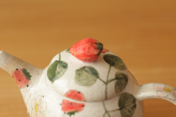 一壺草莓粉和草莓花。 第8張的照片