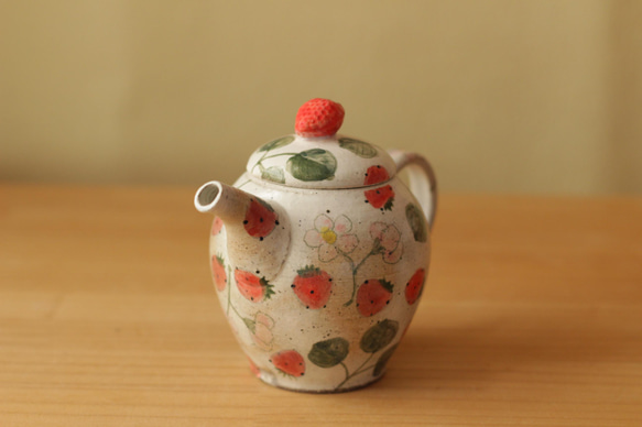 一壺草莓粉和草莓花。 第6張的照片