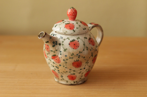 粉狀經典草莓茶壺。 第5張的照片