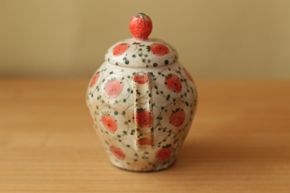 粉狀經典草莓茶壺。 第3張的照片