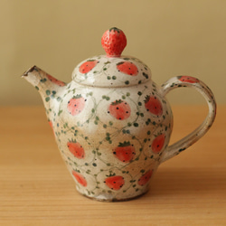 粉狀經典草莓茶壺。 第1張的照片