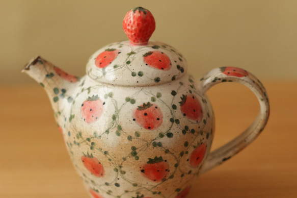 粉狀經典草莓茶壺。 第2張的照片