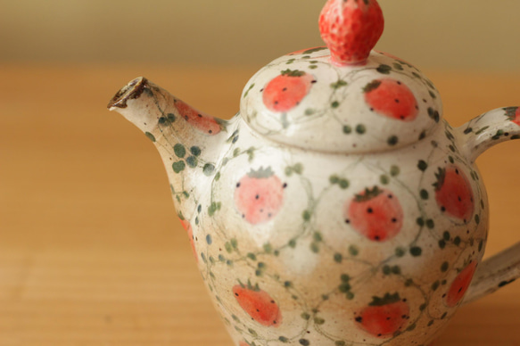 粉狀經典草莓茶壺。 第7張的照片