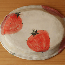 草莓粉、草莓花和蝴蝶的褶邊盤。 第4張的照片