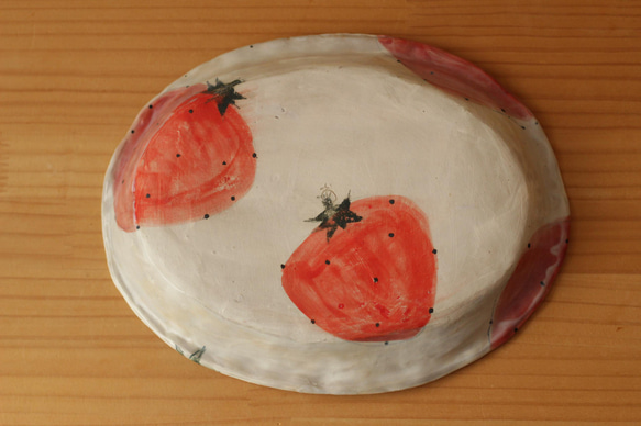 草莓粉、草莓花和蝴蝶的褶邊盤。 第4張的照片
